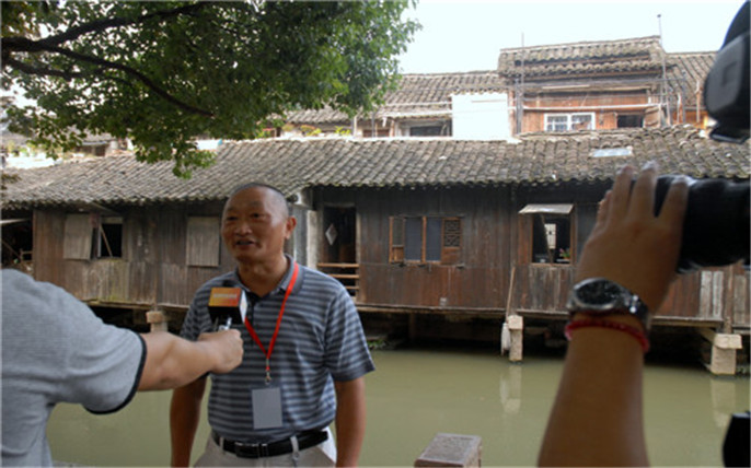 “烏鎮(zhèn)變化很大，越來越美。這次老年人免費(fèi)游烏鎮(zhèn)活動(dòng)，非常開心！”_副本.jpg